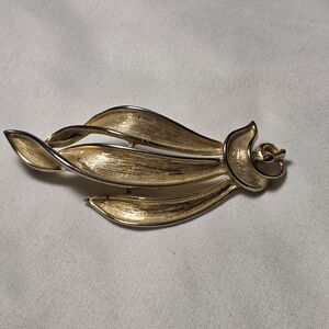 Vintage Elegant Gold Leaf Brooch